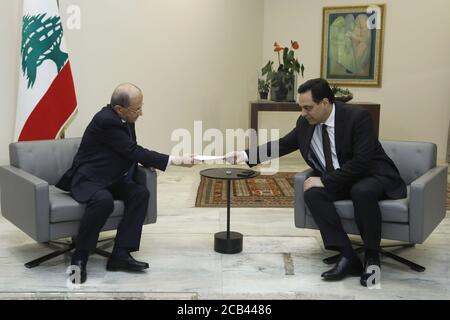 (200810) -- BEIRUT, 10. August 2020 (Xinhua) -- der libanesische Premierminister Hassan Diab (R) legt dem libanesischen Präsidenten Michel Aoun am 10. August 2020 im Präsidentenpalast in Baabda, östlich von Beirut, Libanon, den Rücktritt vor. Der libanesische Ministerpräsident Hassan Diab kündigte am Montag den Rücktritt seiner Regierung an, nachdem in der Hauptstadt Beirut tödliche Explosionen auslösten, die regierungsfeindliche Proteste ausgelöst haben. (Dalati & Nohra/Handout via Xinhua) Quelle: Xinhua/Alamy Live News Stockfoto