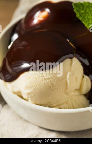 Hausgemachtes Eis Aus Gefrorener Vanille Mit Schokoladensirup Stockfoto