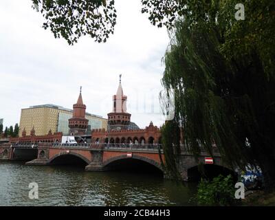 Die Oberbaumbrücke ist eine Doppeldeckerbrücke über die Berliner Spree, die als eines der Wahrzeichen der Stadt gilt Stockfoto