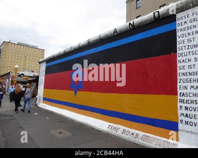 Die Berliner Mauer war eine bewachte Betonbarriere, die physisch Und Berlin von 1961 bis 1989 ideologisch geteilt Stockfoto