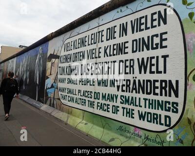 Die Berliner Mauer war eine bewachte Betonbarriere, die physisch Und Berlin von 1961 bis 1989 ideologisch geteilt Stockfoto