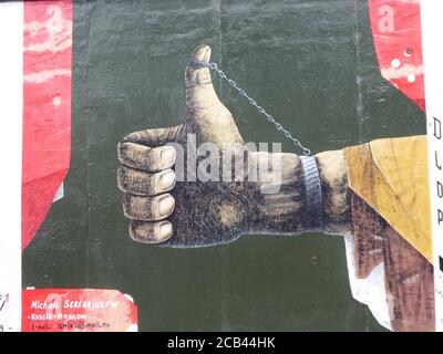 Die Berliner Mauer war eine bewachte Betonbarriere, die physisch Und Berlin von 1961 bis 1989 ideologisch geteilt Stockfoto