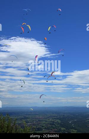 Belice, Italien - Sommer 2020: Italienische Paragliding-Meisterschaft, Teilnehmer fliegen auf der Val Padana Luftlandschaft Stockfoto