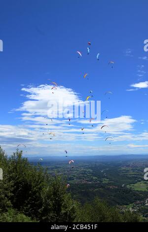 Belice, Italien - Sommer 2020: Italienische Paragliding-Meisterschaft, Teilnehmer fliegen auf der Val Padana Luftlandschaft Stockfoto