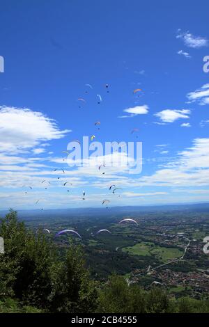 Belice, Italien - Sommer 2020: Italienische Paragliding-Meisterschaft, Teilnehmer fliegen auf der Val Padana Luftlandschaft Stockfoto