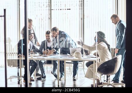 Geschäftskonflikt, elegante Leute streiten miteinander während der Konferenz Stockfoto