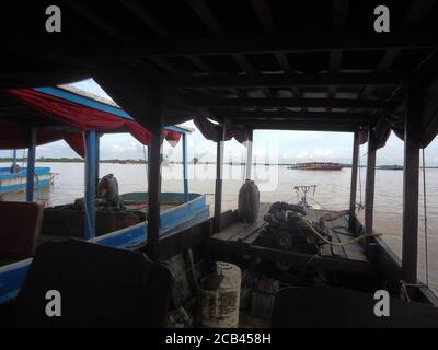 Weg nach angkor wat durch tonle sap See Stockfoto