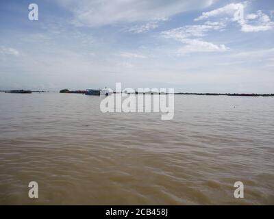 Weg nach angkor wat durch tonle sap See Stockfoto