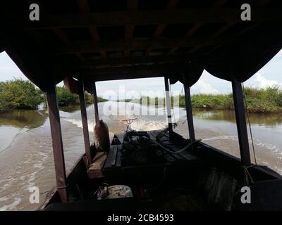Weg nach angkor wat durch tonle sap See Stockfoto