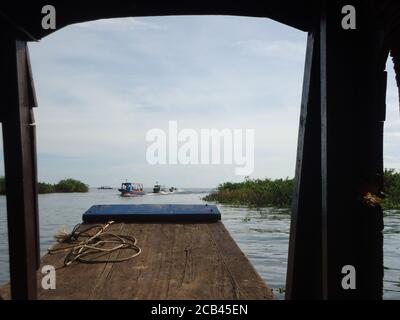Weg nach angkor wat durch tonle sap See Stockfoto
