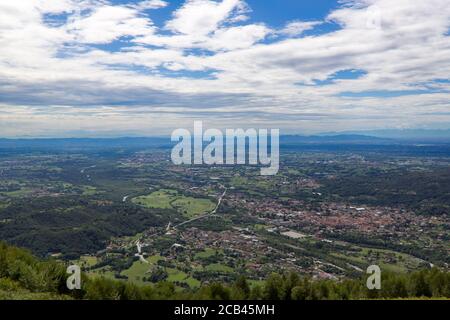 Luftaufnahme des val Padana mit, im Hintergrund die Skyline von Turin und der Monte Monviso Stockfoto