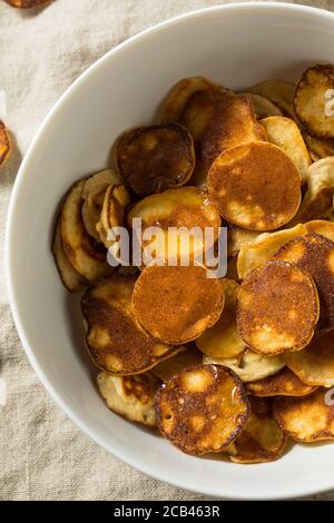 Hausgemachte Mini Pfannkuchen Müsli mit Milch und Ahornsirup Stockfoto