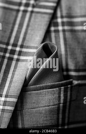 Vertikale Nahaufnahme eines eleganten grauen Pocket Square in Ein gemusterter Blazer Stockfoto