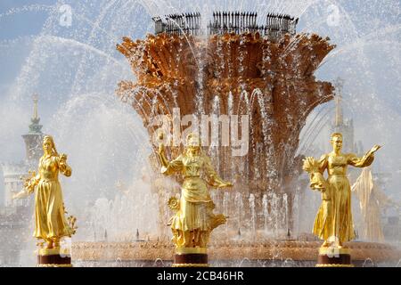 Der Brunnen der Völkerfreundschaft im Park WDNKh in Moskau. Sowjetische Architektur im Sommer, russisches Wahrzeichen Stockfoto