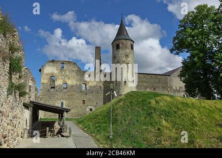 HAAPSALU, ESTLAND - 30. Juli 2020: Schloss-Museum namens Haapsalu - Turm der mittelalterlichen Bischofsburg der Stadt Haapsalu. Stockfoto