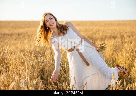 Glückliche junge Frau auf dem Feld im Sommertag, Tschechische republik Stockfoto