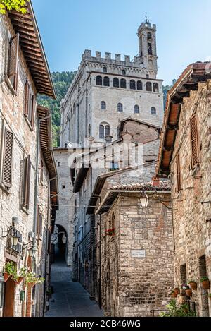 Gubbio eine der schönsten Kunststädte Umbriens. Die Gassen und Straßen des mittelalterlichen Zentrums klettern in Richtung des oberen Teils dieses Juwels Stockfoto