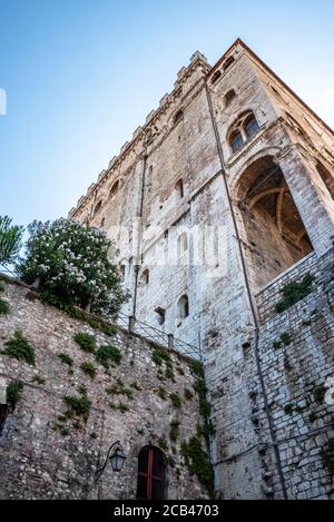 Gubbio eine der schönsten Kunststädte Umbriens. Die Gassen und Straßen des mittelalterlichen Zentrums klettern in Richtung des oberen Teils dieses Juwels Stockfoto