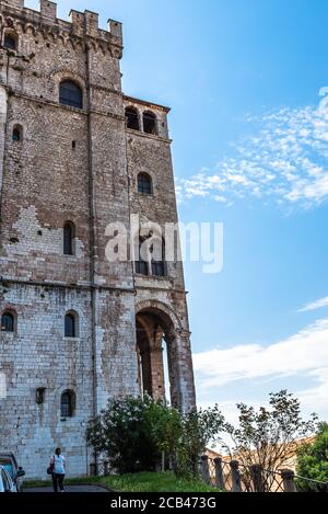 Gubbio eine der schönsten Kunststädte Umbriens. Die Gassen und Straßen des mittelalterlichen Zentrums klettern in Richtung des oberen Teils dieses Juwels Stockfoto