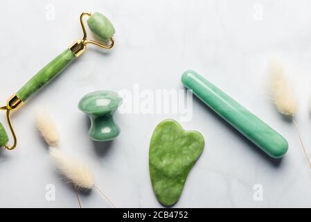 Set von Gua Sha Massagewerkzeugen Stockfoto