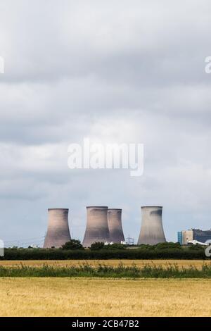 Fiddlers Ferry Kraftwerk hinter einem Weizenfeld in Cheshire, England gesehen im August 2020. Stockfoto