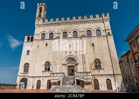 Gubbio eine der schönsten Kunststädte Umbriens. Die Gassen und Straßen des mittelalterlichen Zentrums klettern in Richtung des oberen Teils dieses Juwels Stockfoto