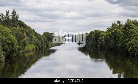 Panorama auf den Manchester Ship Canal von der Moore Lane Swing Bridge in Cheshire. Stockfoto