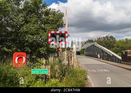 Ampeln an der Moore Lane Swing Bridge in Cheshire, England gesehen im August 2020. Stockfoto