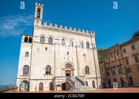 Gubbio eine der schönsten Kunststädte Umbriens. Die Gassen und Straßen des mittelalterlichen Zentrums klettern in Richtung des oberen Teils dieses Juwels Stockfoto