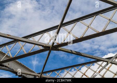 Blick auf die Stahlkonstruktion der Moore Lane Swing Bridge in Cheshire. Stockfoto