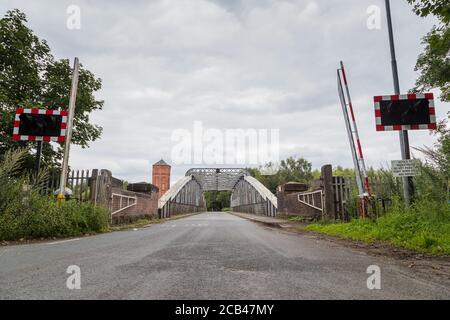 Barrieren und Lichter an der Moore Lane Swing Bridge gesehen in Cheshire, England im August 2020. Stockfoto