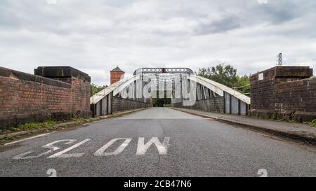 Blick über die Moore Lane Swing Bridge, die den Manchester Ship Canal in Cheshire überspannt. Stockfoto