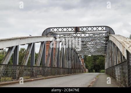 Nieten und Rost auf der stählernen Moore Lane Swing Bridge, die den Manchester Ship Canal in Cheshire überspannt. Stockfoto