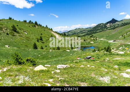 Schöne Aussicht auf die grünen Hügel des Col de Vars in Hautes Alpes, Frankreich Stockfoto