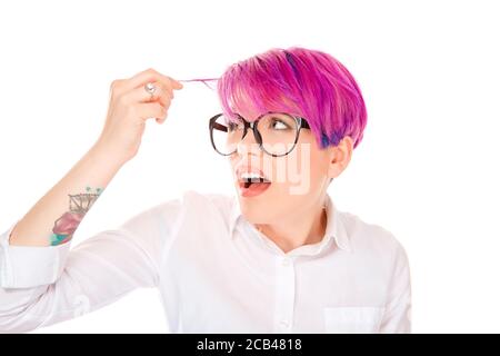 Nahaufnahme Porträt, verärgerte Frau Blick besorgt auf ihre rosa Magenta Farbe Haar oder Glatzen, isoliert auf weißem Hintergrund. Negative menschliche Emotion Gesichtsbehandlung Stockfoto