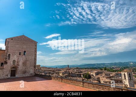 Gubbio eine der schönsten Kunststädte Umbriens. Die Gassen und Straßen des mittelalterlichen Zentrums klettern in Richtung des oberen Teils dieses Juwels Stockfoto