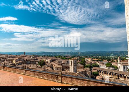 Gubbio eine der schönsten Kunststädte Umbriens. Die Gassen und Straßen des mittelalterlichen Zentrums klettern in Richtung des oberen Teils dieses Juwels Stockfoto