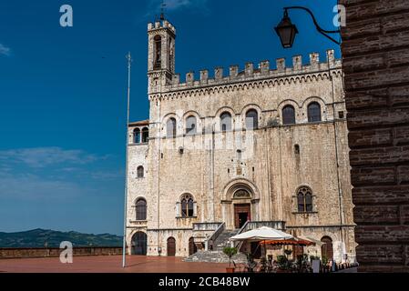 Gubbio eine der schönsten Kunststädte Umbriens. Die Gassen und Straßen des mittelalterlichen Zentrums klettern in Richtung des oberen Teils dieses Juwels Stockfoto