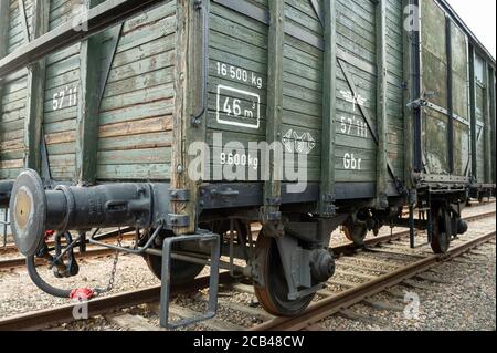 Eine Nahaufnahme eines alten hölzernen Eisenbahnwaggons, auf dem steht Der Track Stockfoto