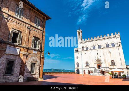 Gubbio eine der schönsten Kunststädte Umbriens. Die Gassen und Straßen des mittelalterlichen Zentrums klettern in Richtung des oberen Teils dieses Juwels Stockfoto