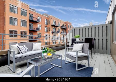 CHICAGO, IL, USA - 22. JUNI 2020: Eine Dachterrasse in der Innenstadt von Chicago mit Blick auf die Stadt. Stockfoto