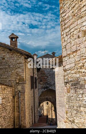 Gubbio eine der schönsten Kunststädte Umbriens. Die Gassen und Straßen des mittelalterlichen Zentrums klettern in Richtung des oberen Teils dieses Juwels Stockfoto