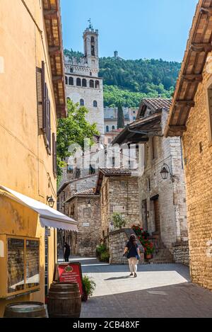 Gubbio eine der schönsten Kunststädte Umbriens. Die Gassen und Straßen des mittelalterlichen Zentrums klettern in Richtung des oberen Teils dieses Juwels Stockfoto