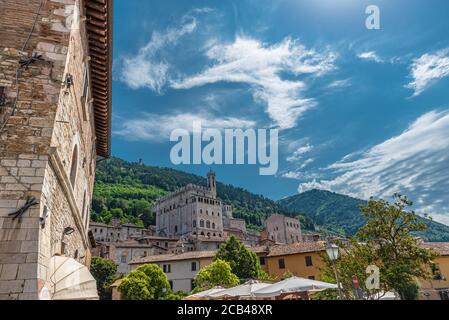 Gubbio eine der schönsten Kunststädte Umbriens. Die Gassen und Straßen des mittelalterlichen Zentrums klettern in Richtung des oberen Teils dieses Juwels Stockfoto