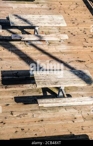 Natürliche rechteckige Holz Picknicktisch Esstisch Sets mit 2 Sitzbänke auf der hölzernen Terrasse im Freien Stockfoto