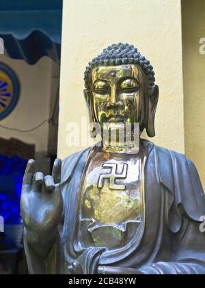 dh Gangaramaya Buddhistischer Tempel COLOMBO STADT SRI LANKA Tempel Gold Buddha-Statue mit Blattkopf Stockfoto