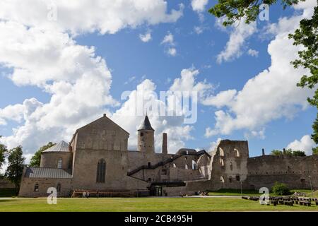 HAAPSALU, ESTLAND - 30. Juli 2020: Schloss-Museum namens Haapsalu - Turm der mittelalterlichen Bischofsburg der Stadt Haapsalu. Befindet sich in Estland. Europa. Stockfoto