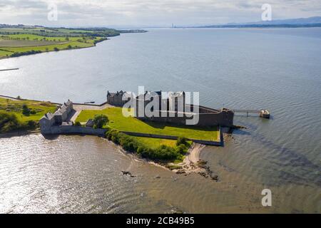 Luftaufnahme von Blackness Castle und dem Firth of Forth, West Lothian, Schottland. Stockfoto