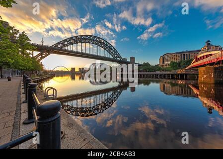 Newcastle & Gateshead Quayside bei Sonnenaufgang im Sommer, Newcastle upon Tyne, Tyne & Wear, England, Großbritannien Stockfoto