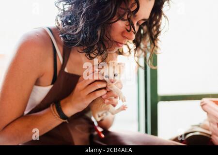 Frau mit kleinen Kätzchen in ihrem Laden Stockfoto